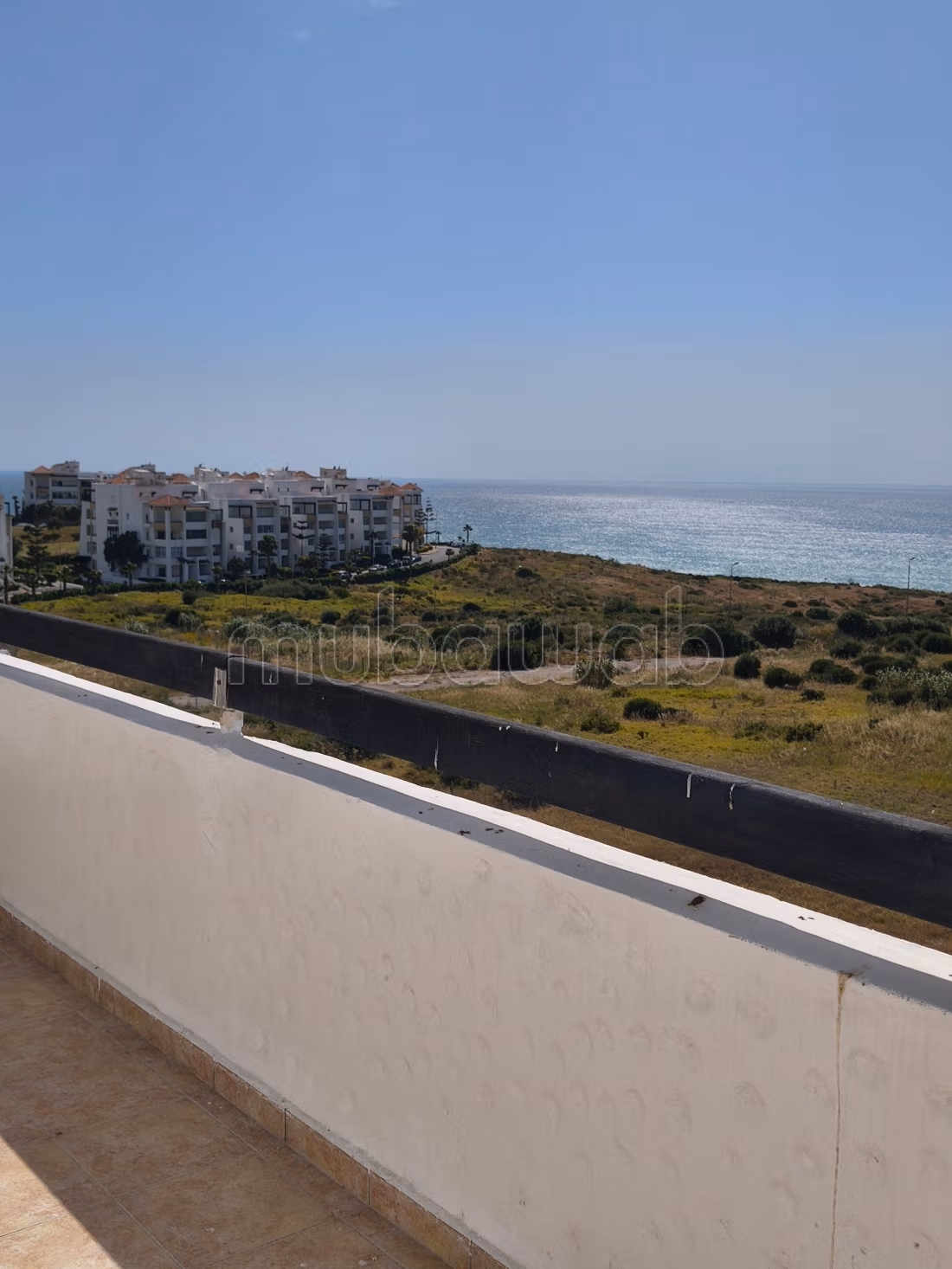 Bel appartement à vendre à Asilah. Surface totale 98 m². Cuisinière avec four