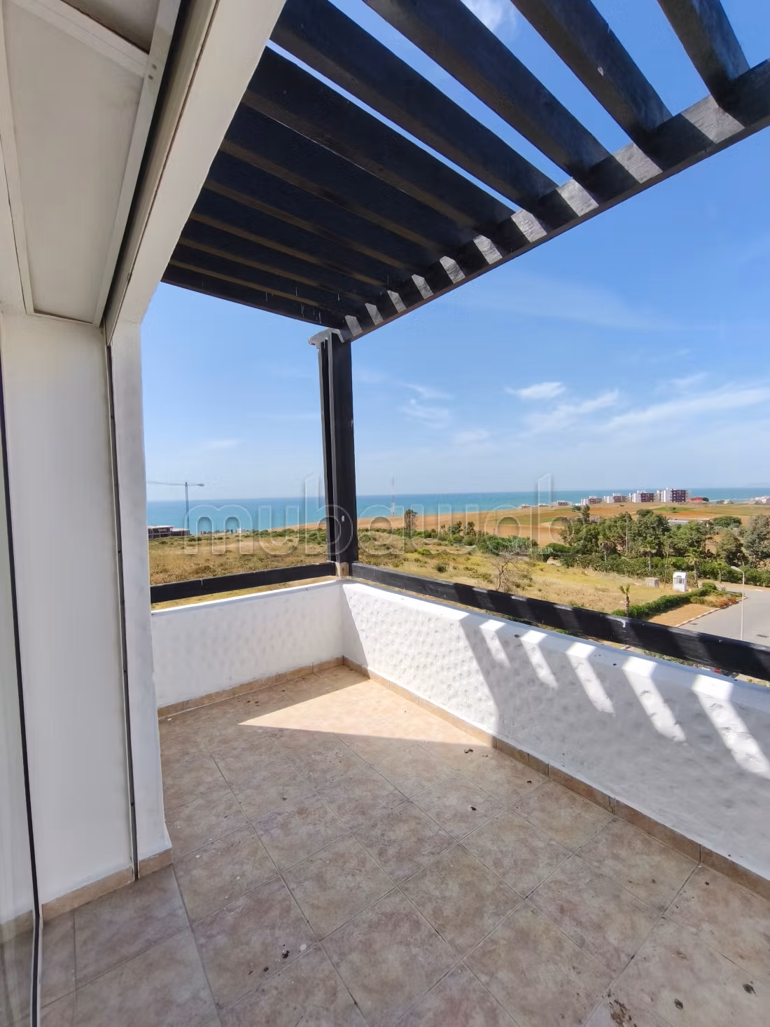 Bel appartement à vendre à Asilah. Surface totale 98 m². Cuisinière avec four