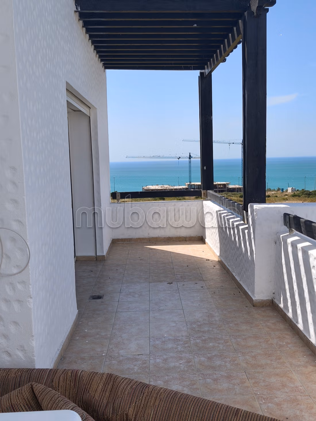 Bel appartement à vendre à Asilah. Surface totale 98 m². Cuisinière avec four