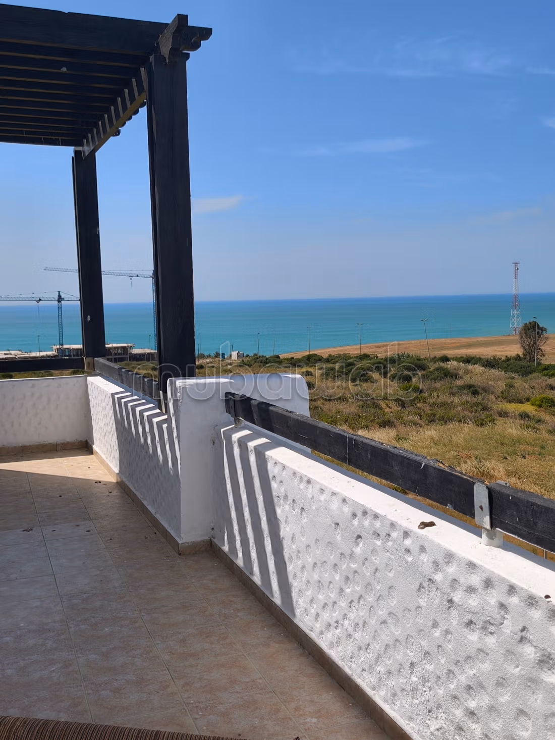 Bel appartement à vendre à Asilah. Surface totale 98 m². Cuisinière avec four