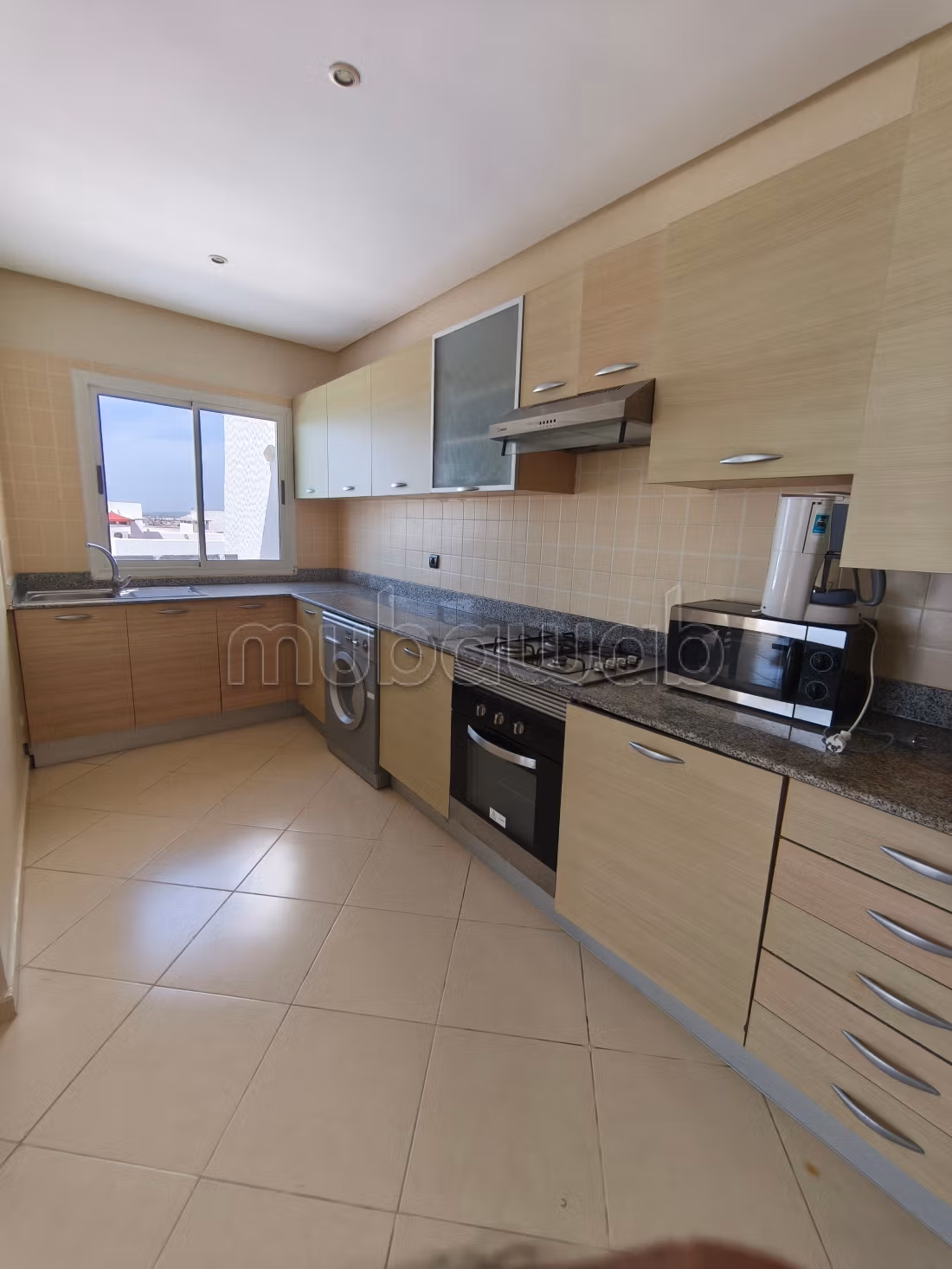 Bel appartement à vendre à Asilah. Surface totale 98 m². Cuisinière avec four