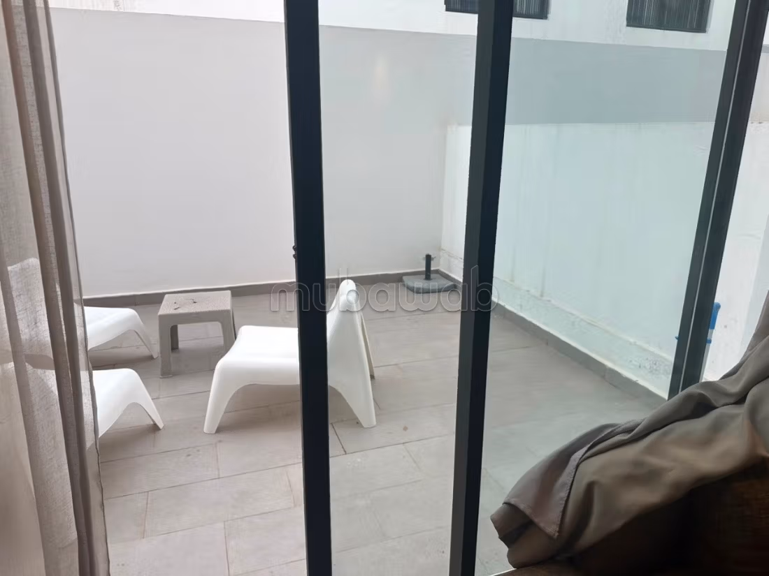 Superbo studio arredato con terrazza