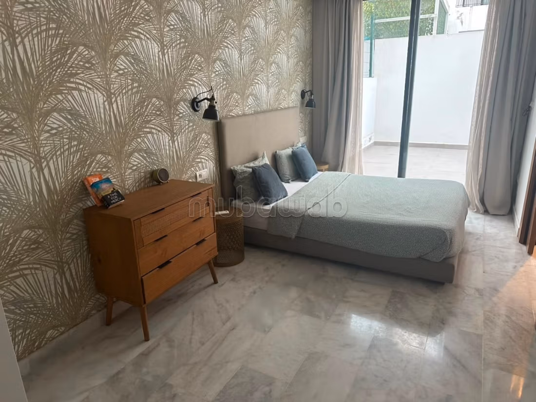 Superbo studio arredato con terrazza