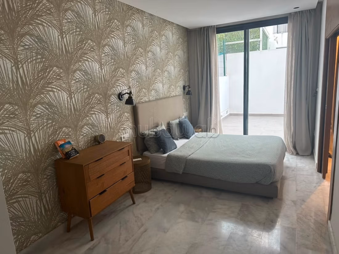 Superbo studio arredato con terrazza