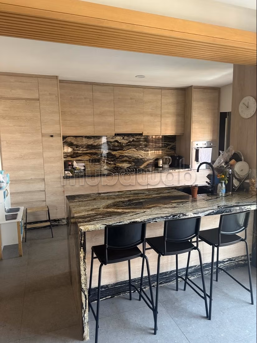 Dans immeuble conçu par Charles Boccara, magnifique appartement entièrement rénové avec terrasse