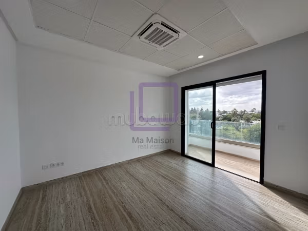 Un ufficio H2 all'incrocio del golf Soukra