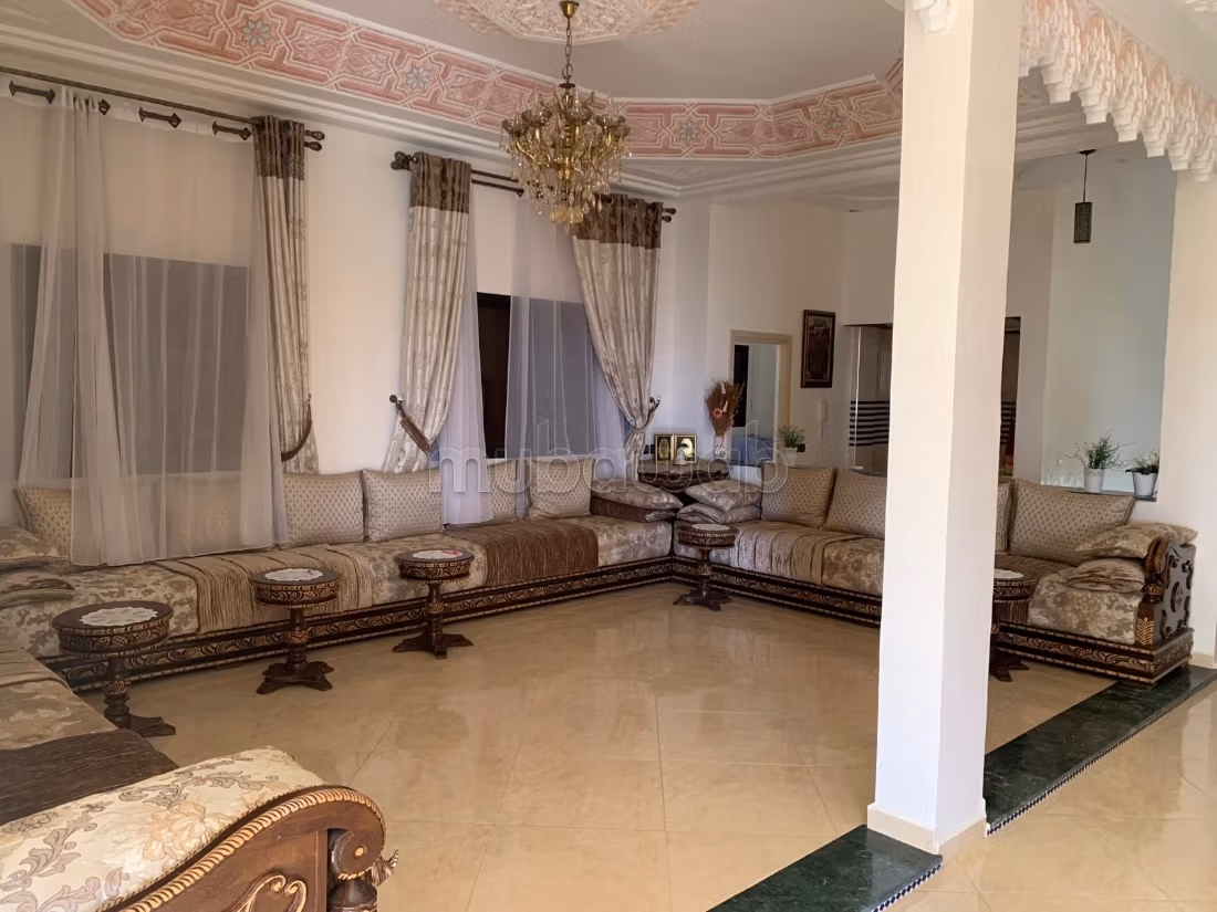 Maison de haut standing à vendre à Route de Meknes.
Surface de 600 m².
Jardin et terrasse