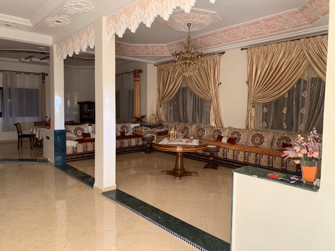 Maison de haut standing à vendre à Route de Meknes.
Surface de 600 m².
Jardin et terrasse