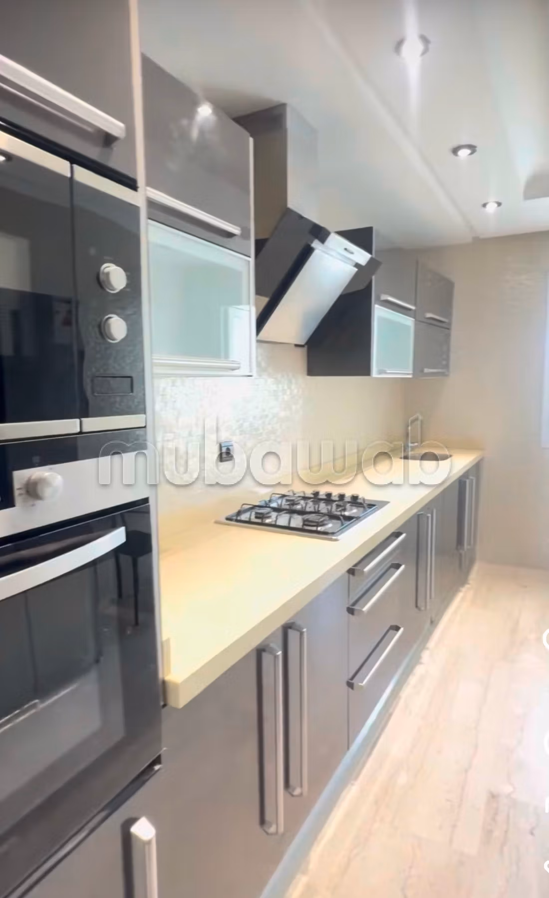 Très bel appartement en location à Jbel Kbir.
4 grandes pièces.
Bien meublé — 3