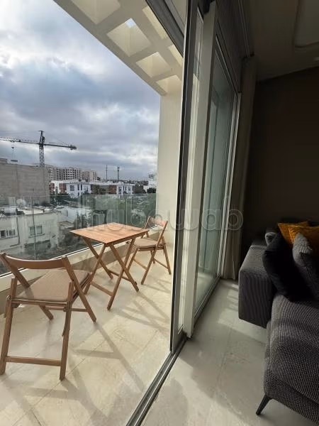 Bel appartement en location à Oasis. 1 belle chambre. Système de parabole et résidence sécurisée