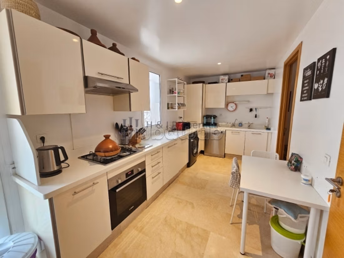 Duplex t4 vide de 300m²–3 suitesch.
Perso — 6