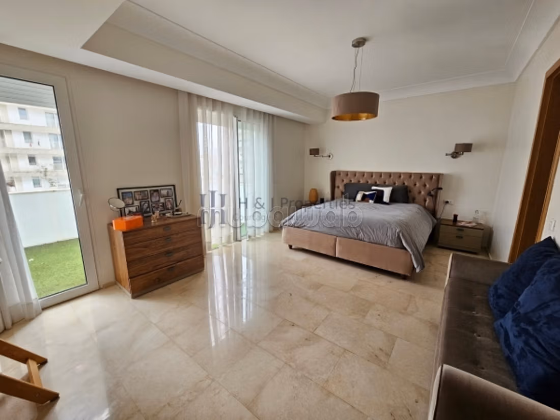 Duplex t4 vide de 300m²–3 suitesch.
Perso — 5
