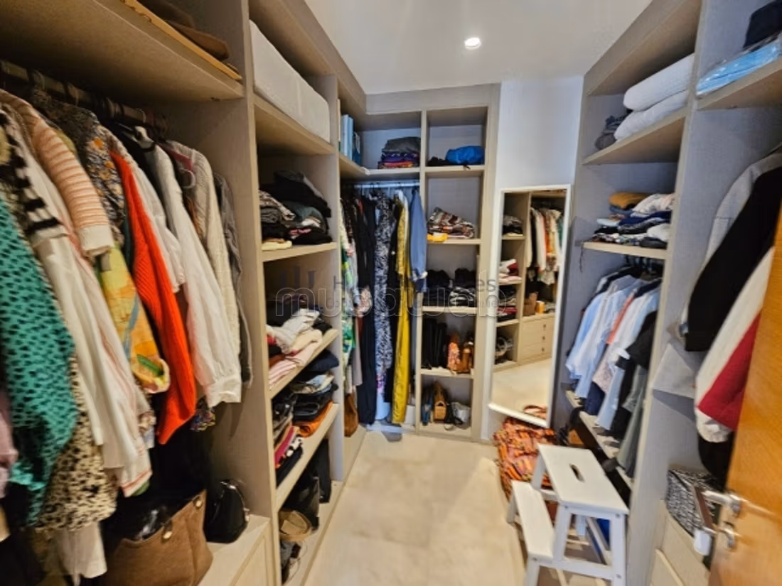 Duplex t4 vide de 300m²–3 suitesch.
Perso — 4