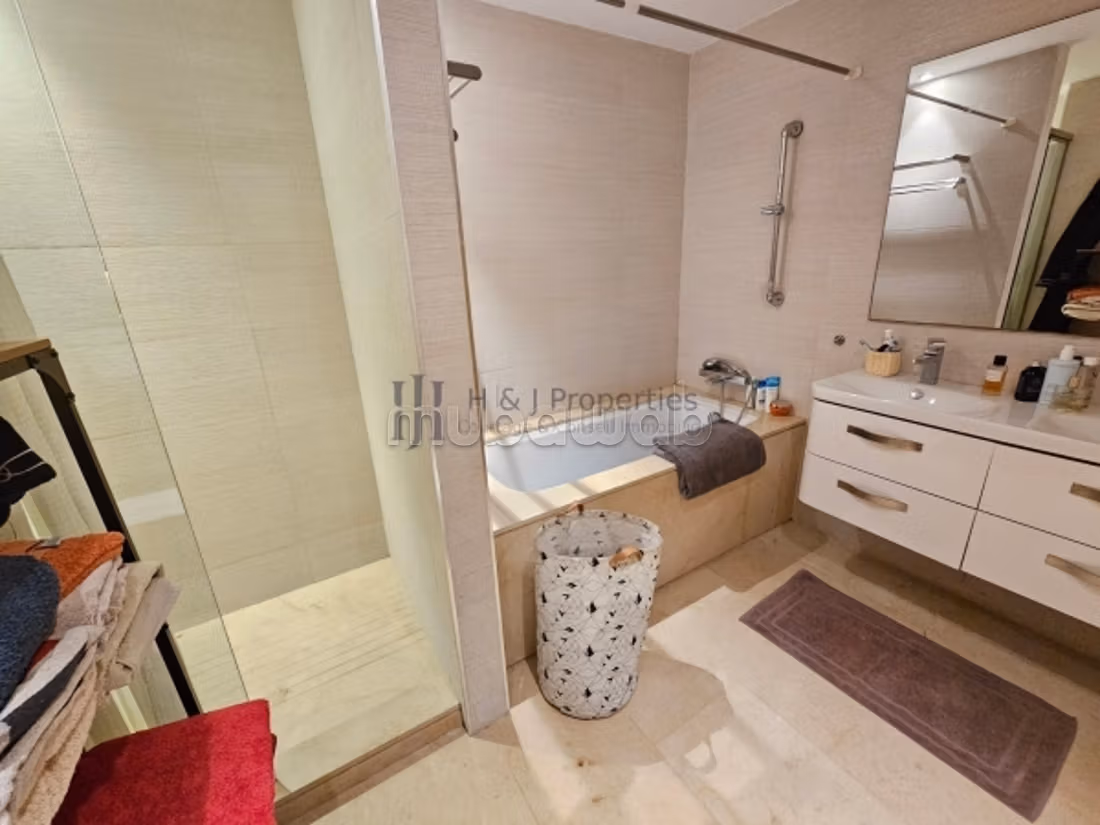 Duplex t4 vide de 300m²–3 suitesch.
Perso — 3