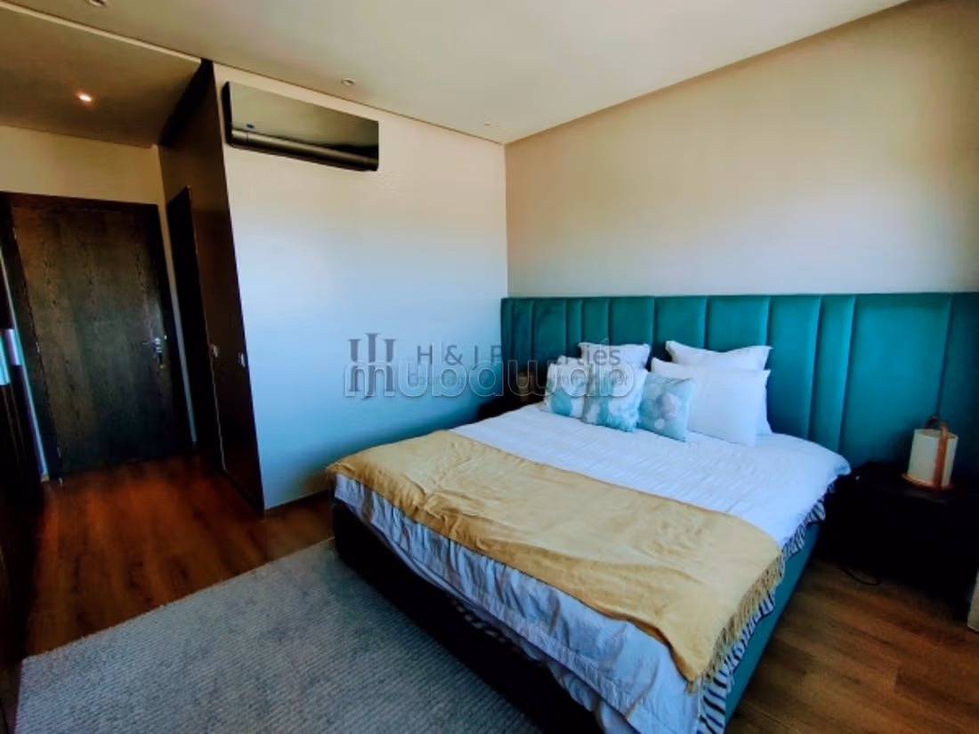 T4 meublé 145 m² – 3 chambres – balcon — 3