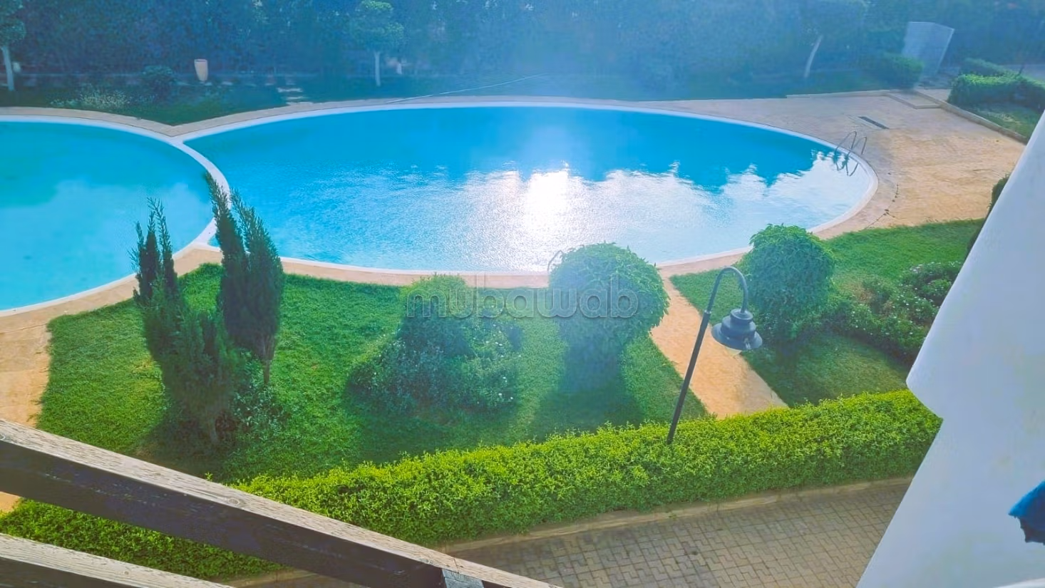 Beautiful sunny apartment overlooking the garden