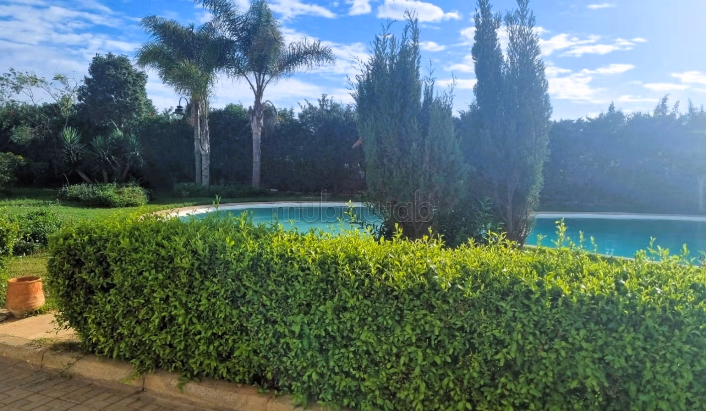 Beautiful sunny apartment overlooking the garden