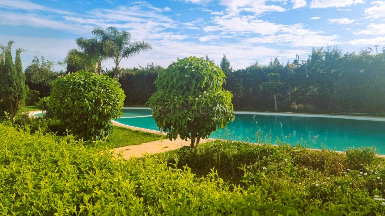Beautiful sunny apartment overlooking the garden