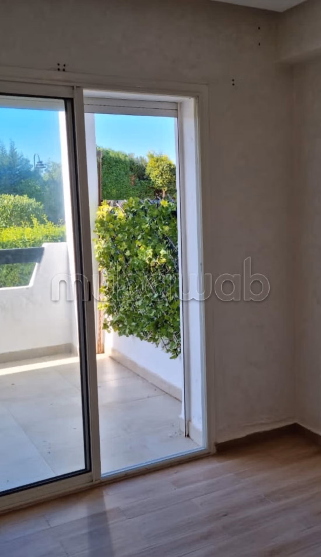 Beautiful sunny apartment overlooking the garden