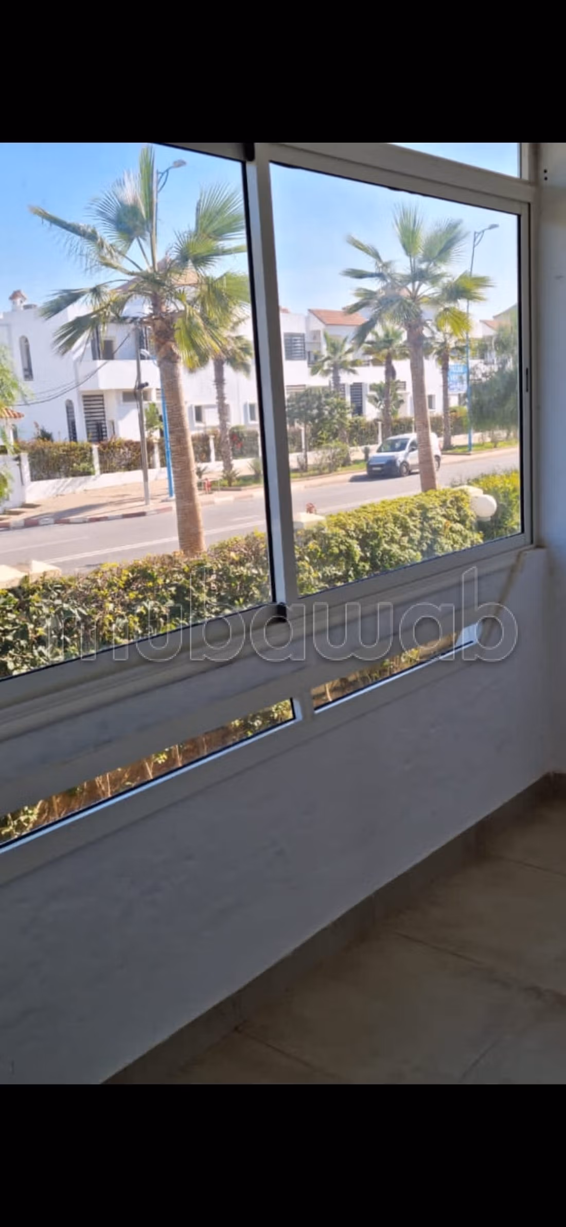 Beautiful sunny apartment overlooking the garden