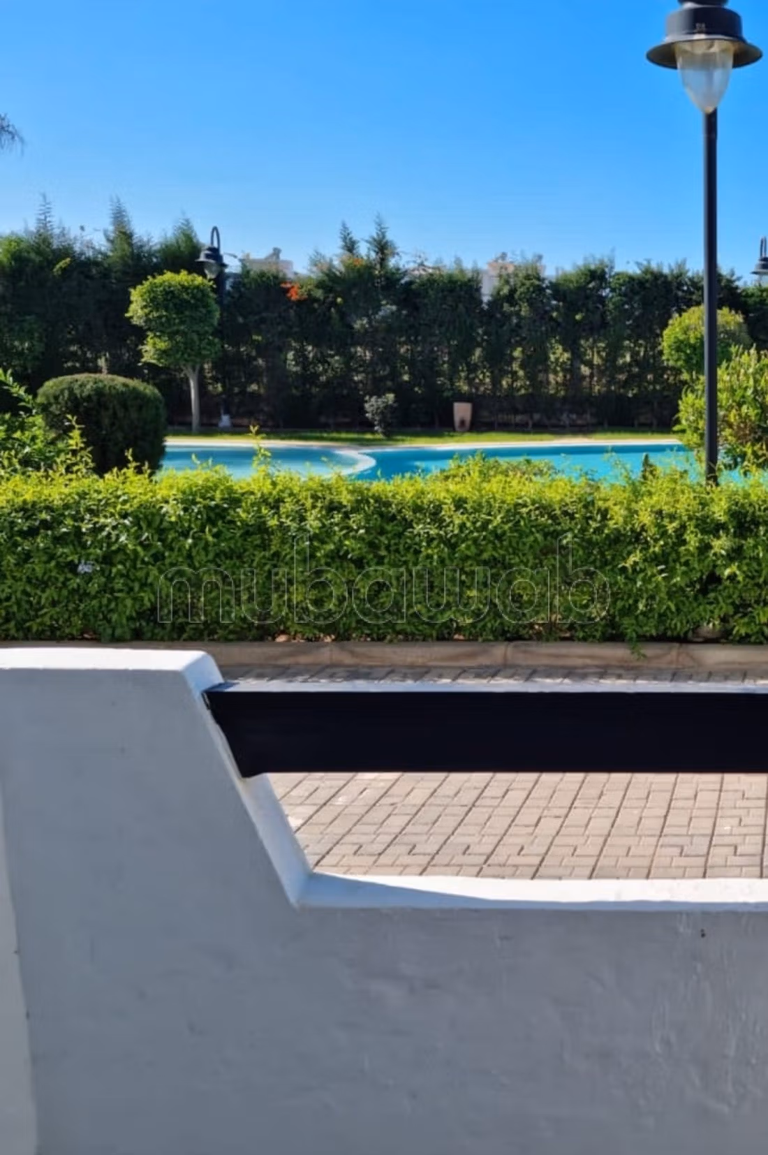 Beautiful sunny apartment overlooking the garden