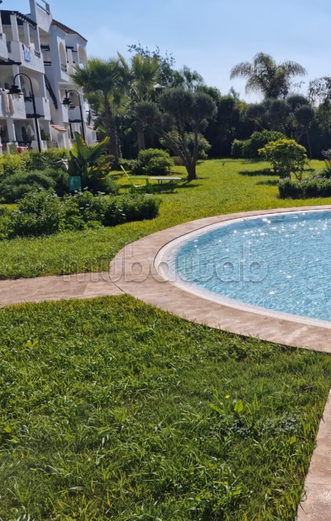 Beautiful sunny apartment overlooking the garden