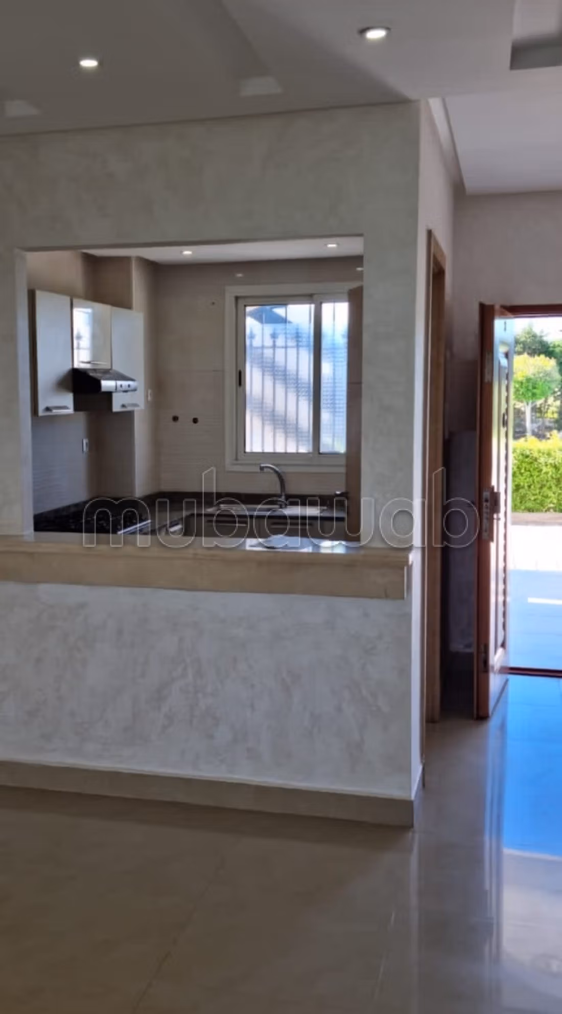 Beautiful sunny apartment overlooking the garden