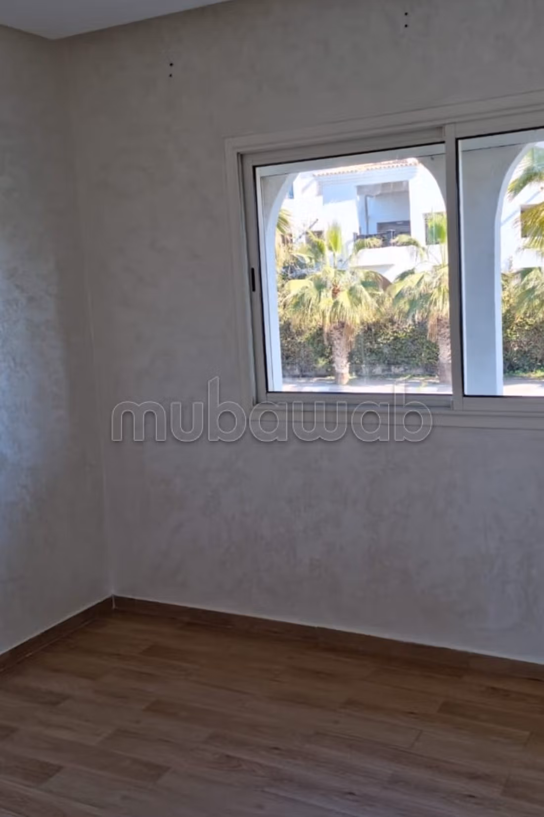 Beautiful sunny apartment overlooking the garden