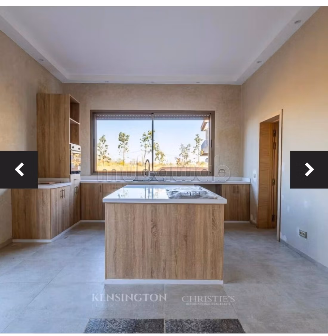 Luxury villa for sale on Route de Fez. 3 comfortable rooms. Pool, air conditioning