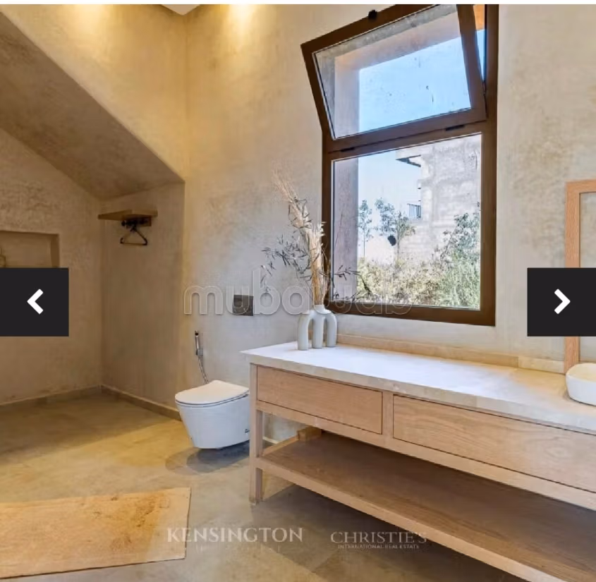 Luxury villa for sale on Route de Fez. 3 comfortable rooms. Pool, air conditioning