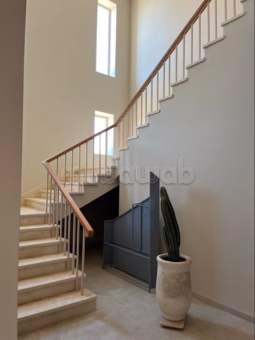 Luxury villa for sale on Route de Fez. 3 comfortable rooms. Pool, air conditioning