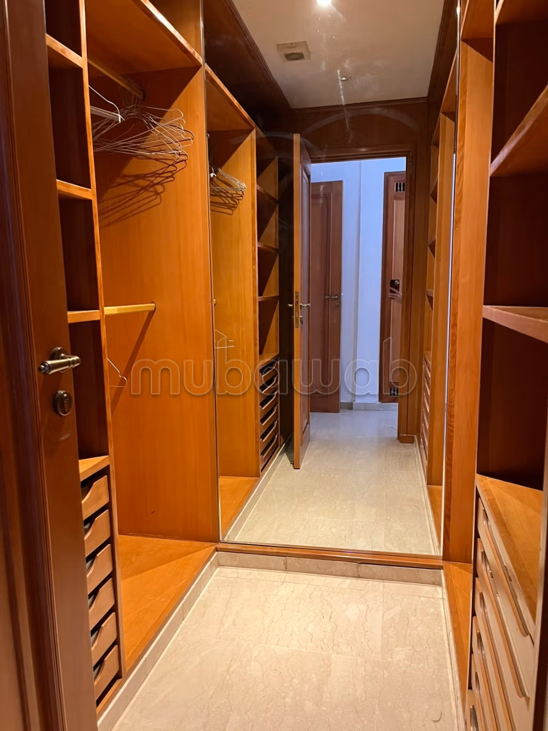 Vente d'un bel appartement à Guéliz. 
Surface totale 140 m². 
Avec garage et ascenseur — 6