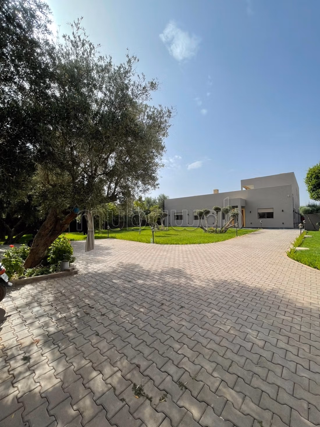 Contemporary villa titled 10 minutes from the American school