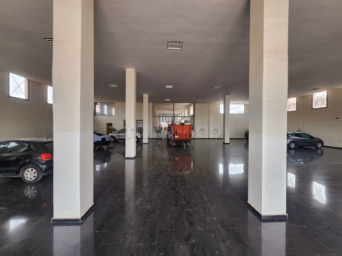 Se alquila local comercial de 3600 m2 con FC