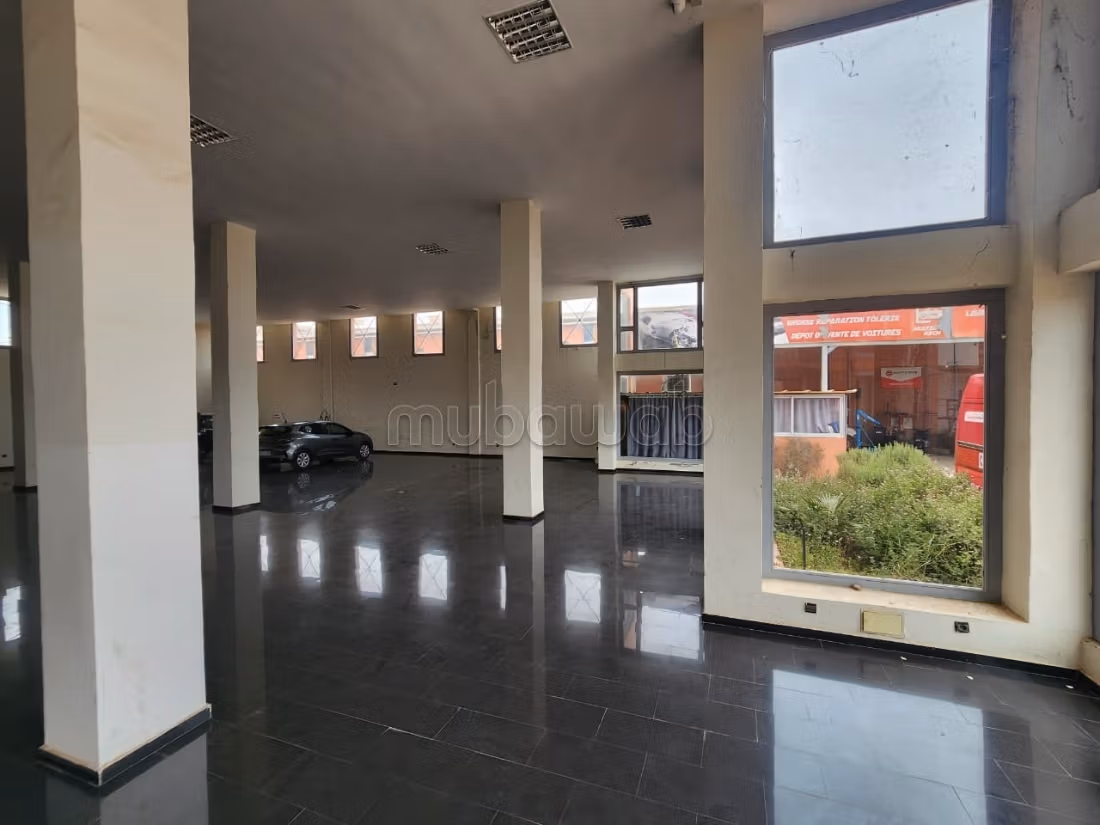 Se alquila local comercial de 3600 m2 con FC