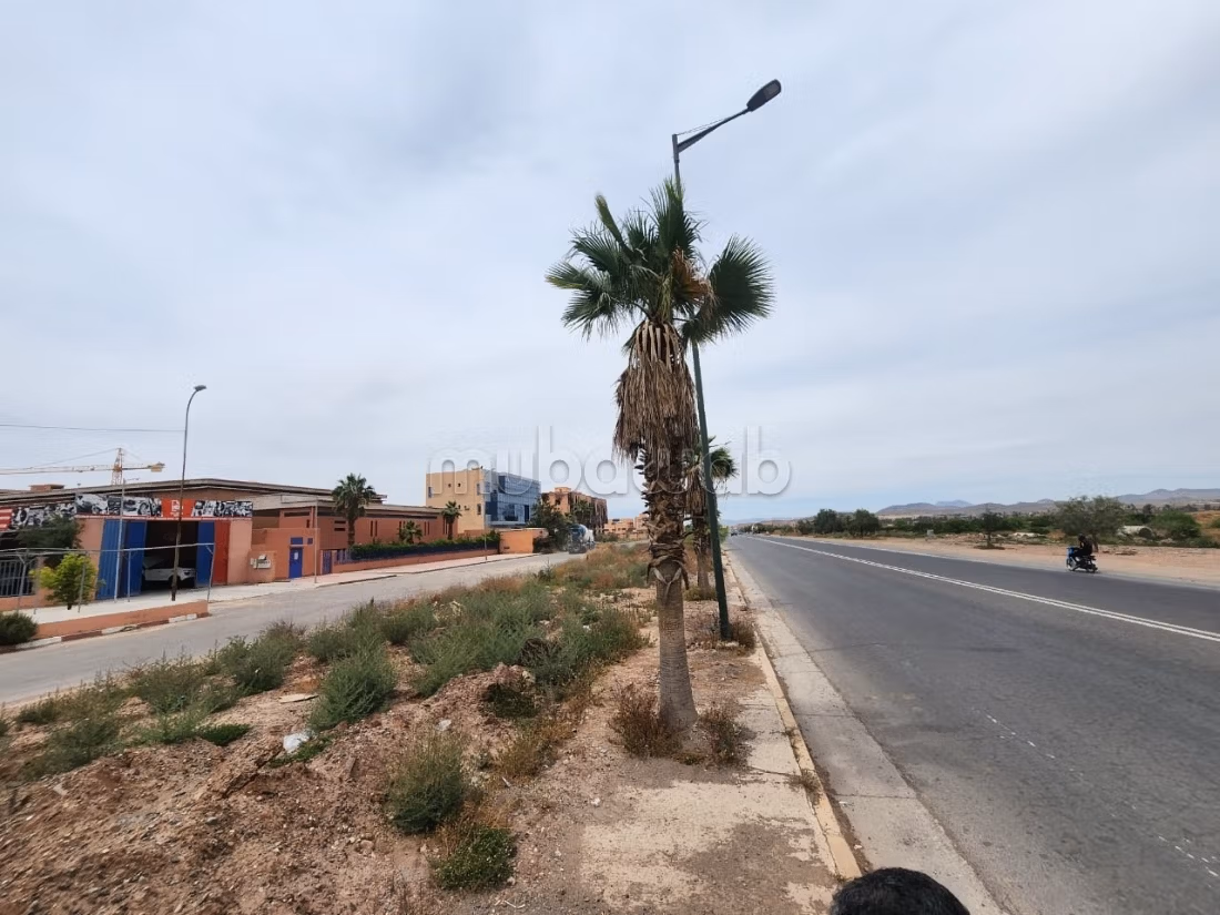 Se alquila local comercial de 3600 m2 con FC