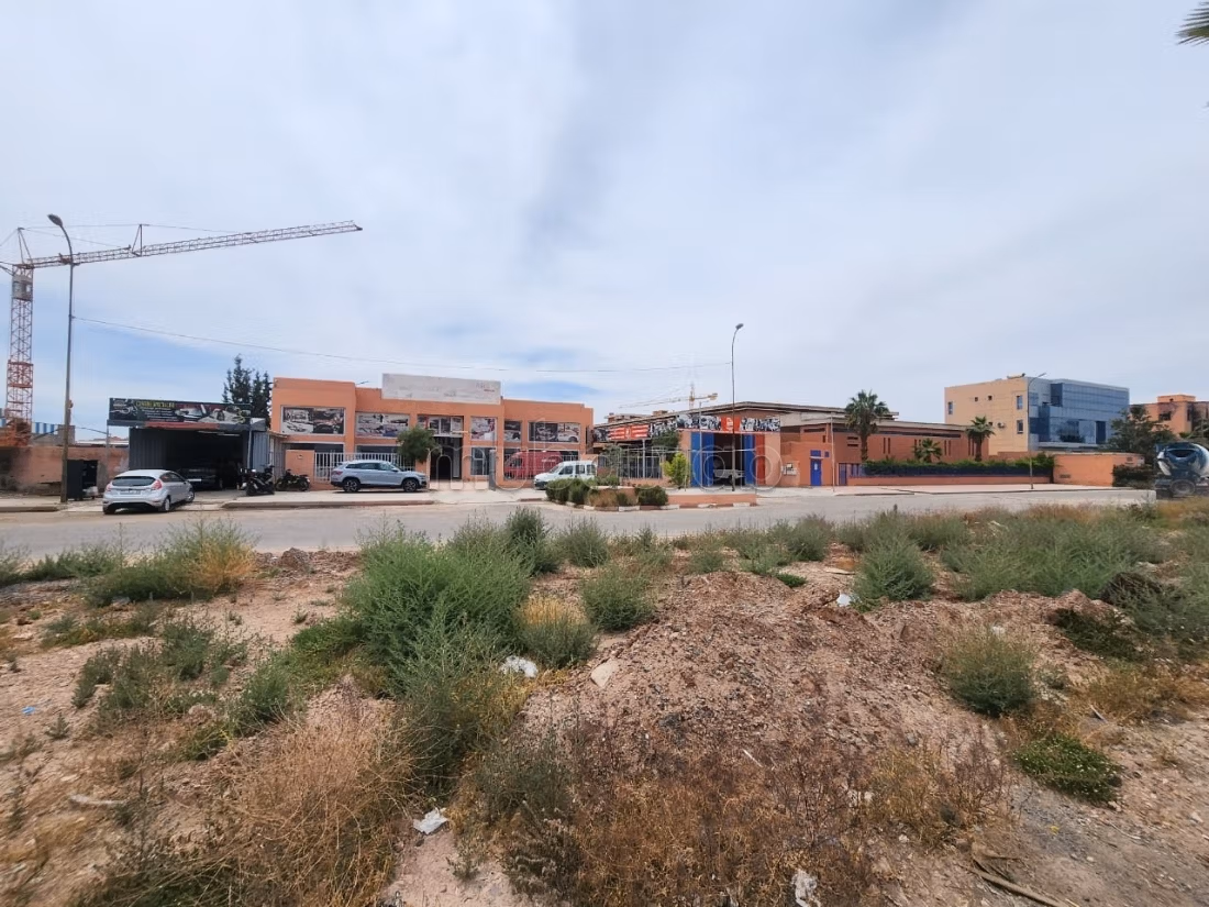 Se alquila local comercial de 3600 m2 con FC