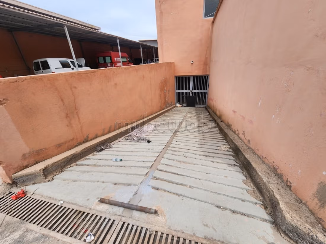 Se alquila local comercial de 3600 m2 con FC