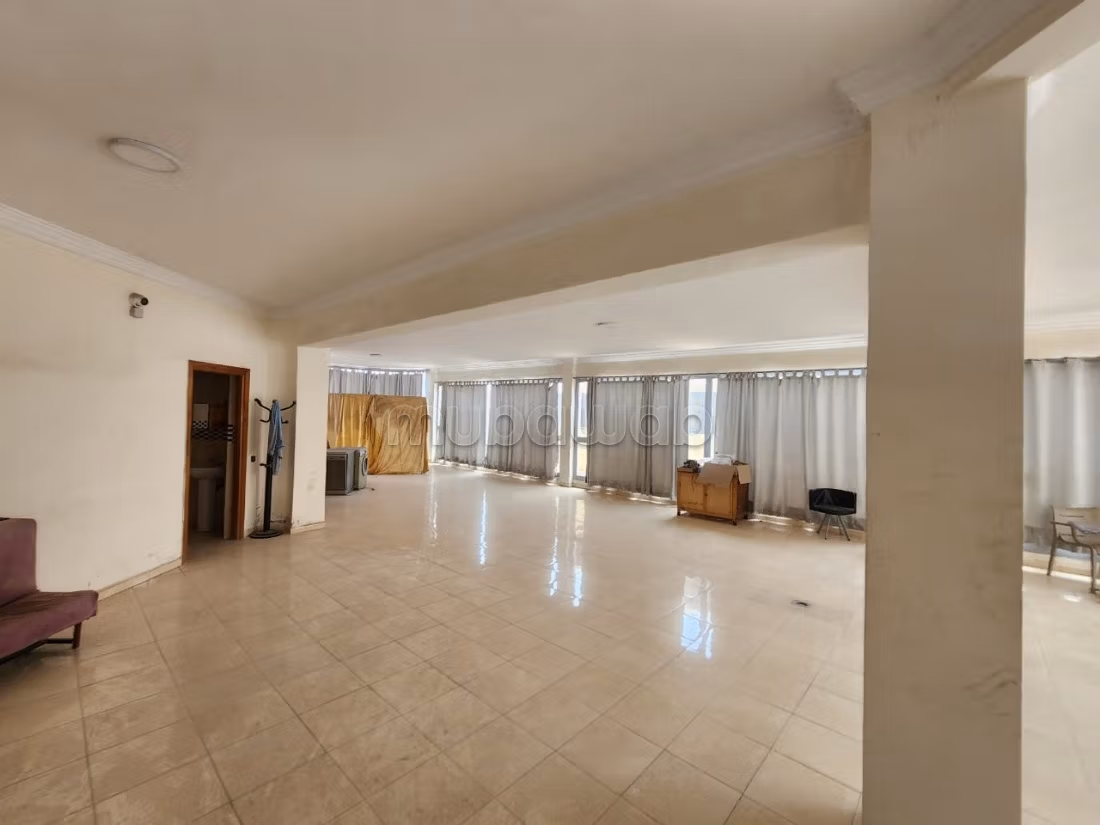 Se alquila local comercial de 3600 m2 con FC