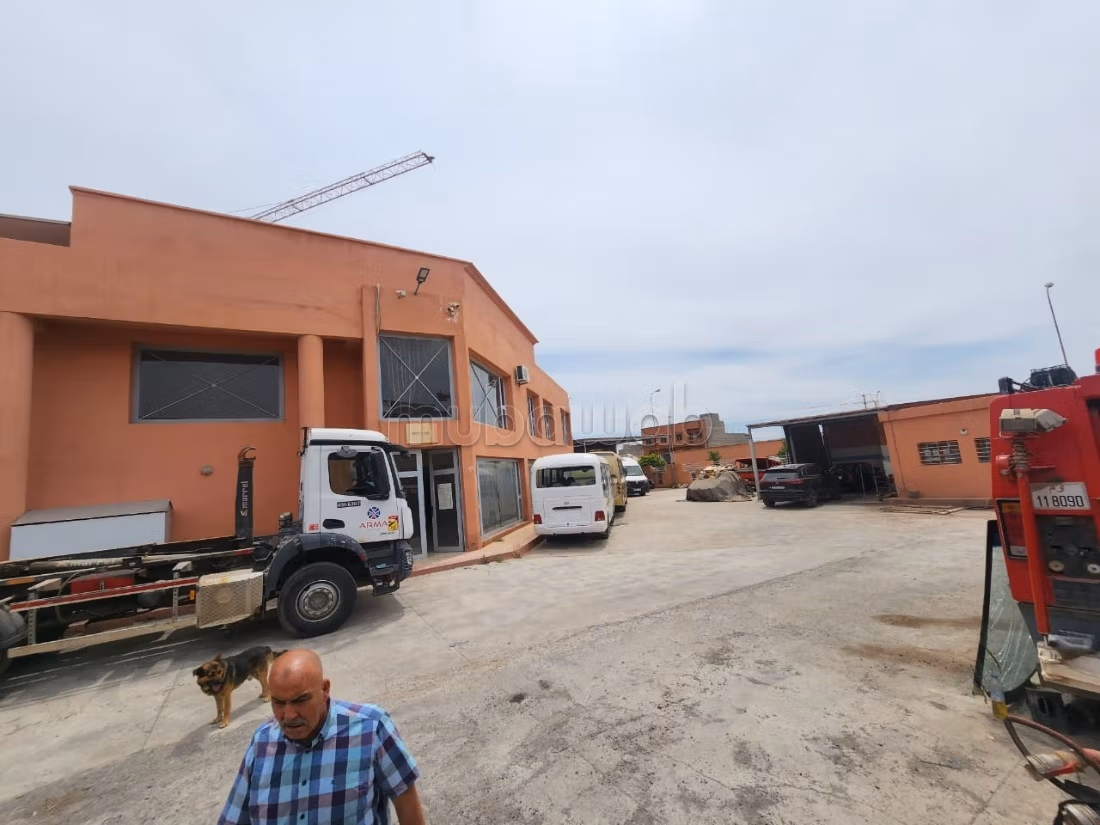 Se alquila local comercial de 3600 m2 con FC