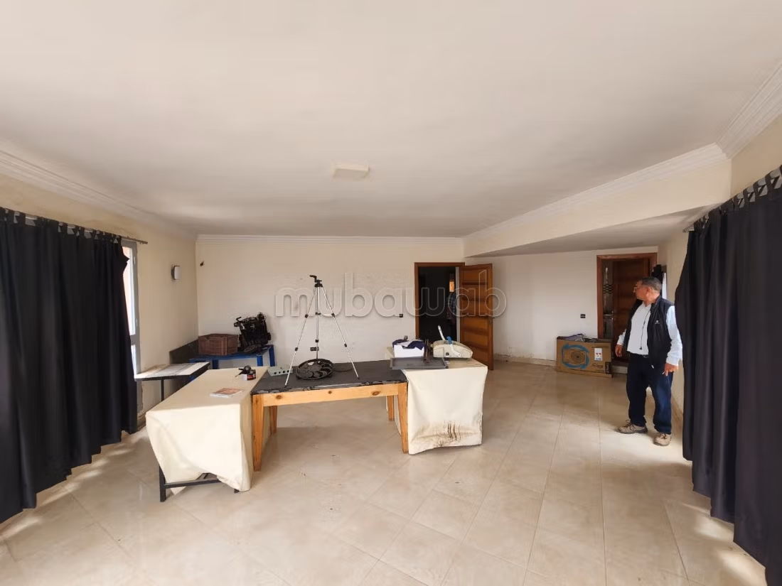 Se alquila local comercial de 3600 m2 con FC