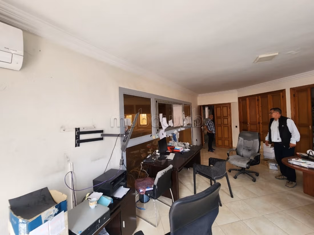 Se alquila local comercial de 3600 m2 con FC