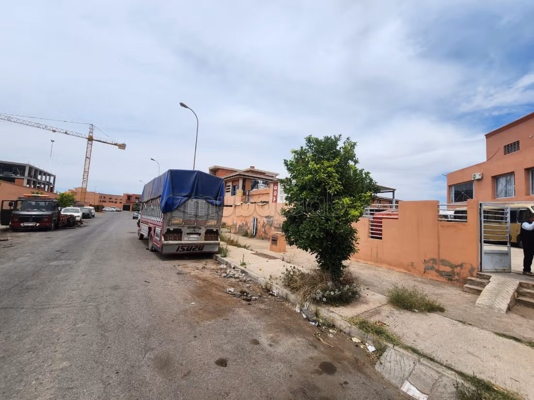 Se alquila local comercial de 3600 m2 con FC