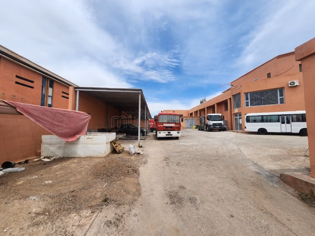 Se alquila local comercial de 3600 m2 con FC