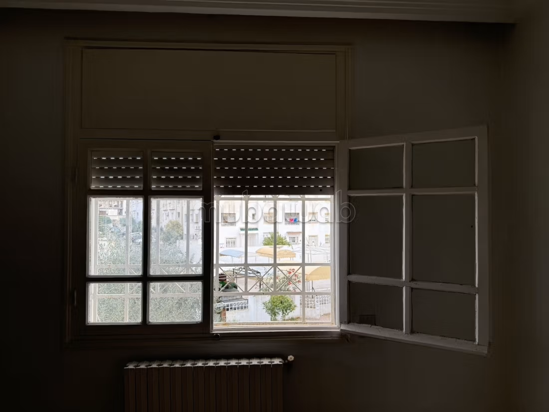 Appartement en vente à Mnihla. 
3 chambres. 
Air conditionné