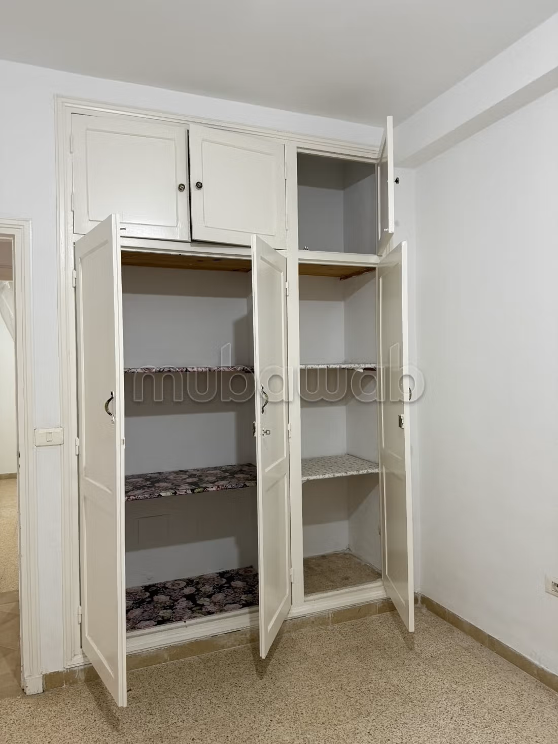 Appartement en vente à Mnihla. 
3 chambres. 
Air conditionné