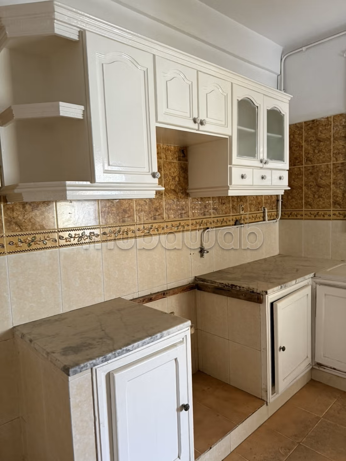 Appartement en vente à Mnihla. 
3 chambres. 
Air conditionné