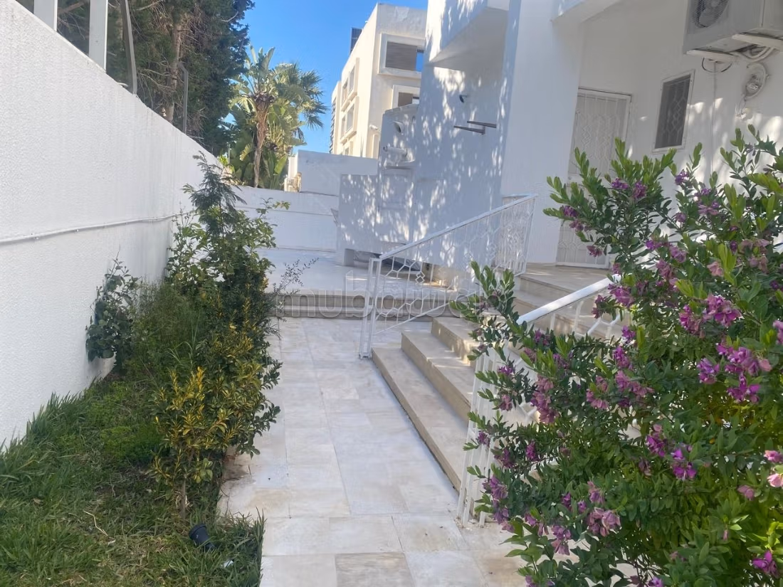 Une belle villa avec piscine