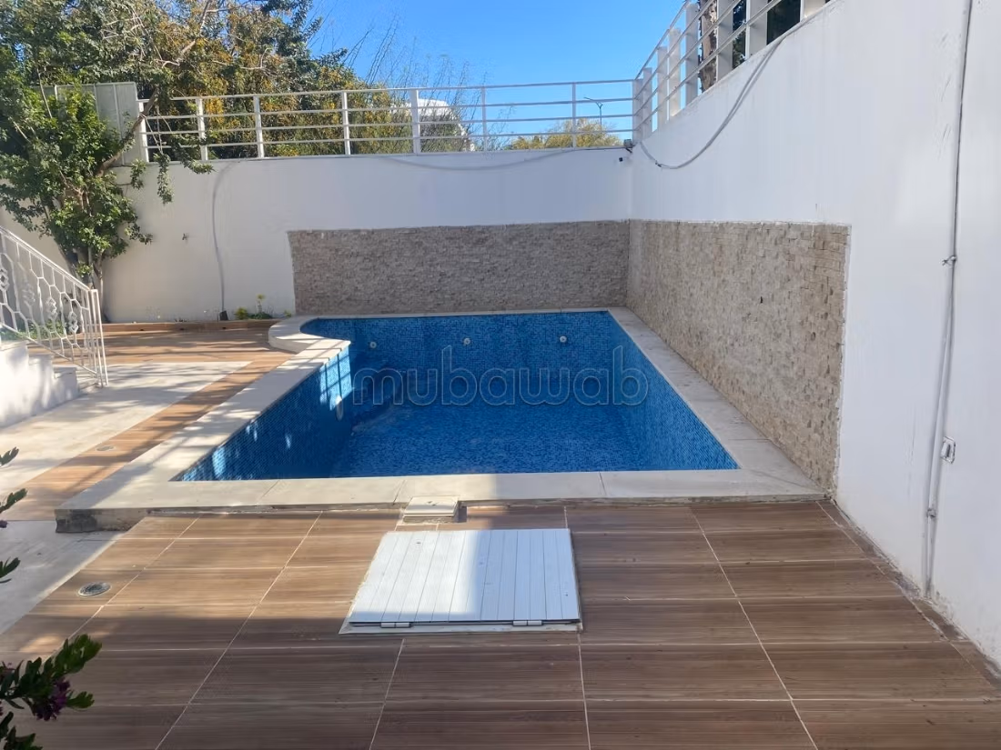 Une belle villa avec piscine