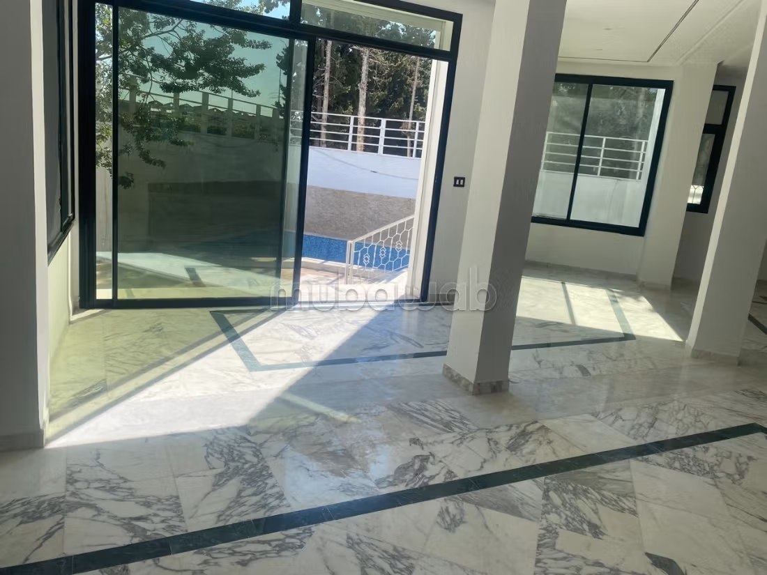 Une belle villa avec piscine